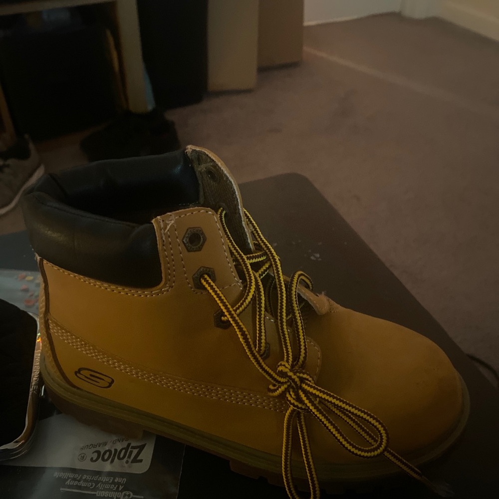 Sketchers boots never worn size 3.5 boys